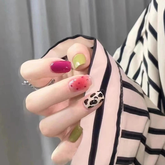 press on nails Stylish Nail Art Design - Alternating Colors and Patterns, Perfect for Fashion-Forward Women strobelitenails